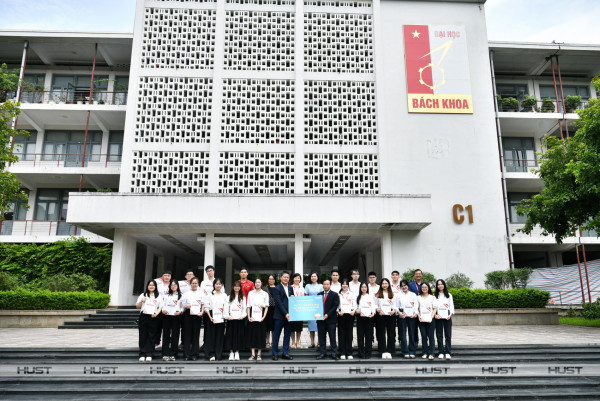 20 sinh viên Bách khoa Hà Nội nhận học bổng từ PVFCCo