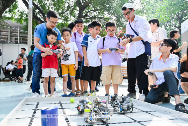 Khu vực trải nghiệm điều khiển robot tại STEAMese Festival năm 2025