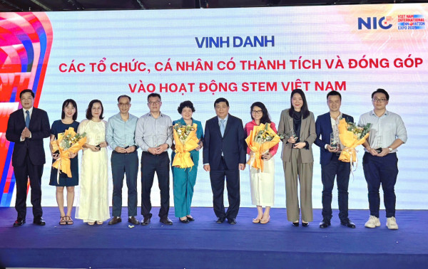 Phó Thủ tướng Nguyễn Chí Dũng chúc mừng các tổ chức, cá nhân có thành tích và đóng góp vào hoạt động STEM Việt Nam. Đại diện ĐHBK Hà Nội  - TS. Hà Mạnh Tuấn, Phó Trưởng Ban Tuyển sinh - Hướng nghiệp đứng thứ 5 từ trái sang