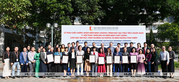 Các đại biểu tham dự sự kiện chụp ảnh kỷ niệm