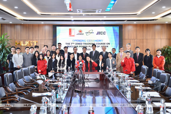 Các đại biểu, sinh viên chụp ảnh kỷ niệm tại buổi lễ