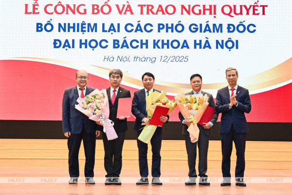 GS. Lê Anh Tuấn (bìa phải) - Bí thư Đảng ủy, Chủ tịch HĐĐH và PGS. Huỳnh Quyết Thắng (bìa trái) - Giám đốc đại học trao các Nghị quyết bổ nhiệm và tặng hoa chúc mừng ba Phó Giám đốc đại học