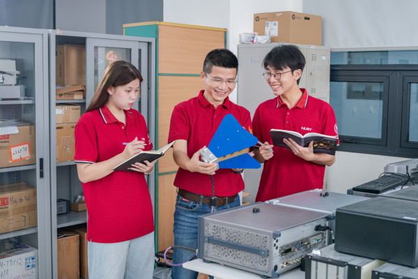 Một giờ học thực hành của giảng viên và sinh viên Trường Điện - Điện tử, ĐHBK Hà Nội