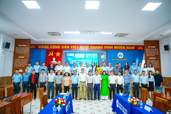 Hanoi University of Science and Technology Participates in “Digital Transformation Day – Digital-Move Day 2025” at Nha Trang University: Presentation on eHUST platform for Higher Education Governance and Administration