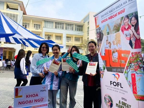 Phụ huynh và học sinh Nghệ An sau khi được tư vấn tuyển sinh - hướng nghiệp các ngành học tại khoa Ngoại ngữ, Đại học Bách khoa Hà Nội