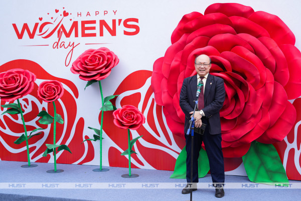 Nhân dịp 8/3, PGS. Huỳnh Quyết Thắng – Giám đốc Đại học Bách khoa Hà Nội - gửi lời chúc mừng tới toàn thể nữ cán bộ, giảng viên và sinh viên của Nhà trường. Ảnh: Duy Thành