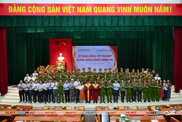 Đại học Bách khoa Hà Nội trao bằng tốt nghiệp cho 56 cán bộ, chiến sĩ Công an nhân dân