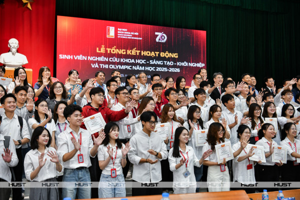 Các sinh viên nhận giấy khen tại Lễ Tổng kết Hoạt động Sinh viên Nghiên cứu Khoa học, Thi Olympic, SV Startup năm học 2025-2026