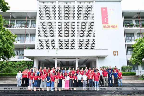Cán bộ, giảng viên Bách khoa Hà Nội làm nhiệm vụ kiểm tra công tác coi thi Kỳ thi tốt nghiệp THPT 2026