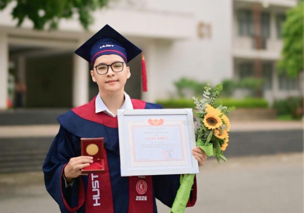 The Outstanding HUST Bachelor: Excellent at Programming, Active in Extracurriculars 