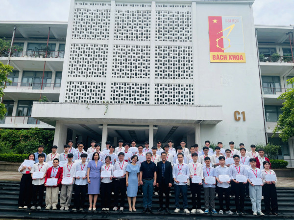 Ấm áp ngày “trở về nhà”: Quỹ Chắp cánh trao 55 suất học bổng tại Đại học Bách khoa Hà Nội