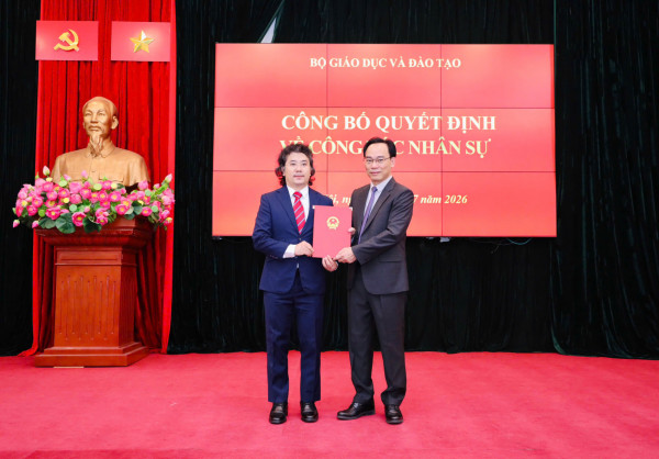 PGS. Hoàng Minh Sơn - Bộ trưởng Bộ Giáo dục và Đào tạo - trao Quyết định Bổ nhiệm PGS. Tạ Hải Tùng giữ chức vụ Phó Giám đốc Đại học Bách khoa Hà Nội