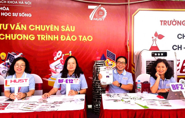 Các thầy, cô giáo Khoa Kỹ thuật thực phẩm, Trường Hóa và Khoa học sự sống, Đại học Bách khoa Hà Nội tại gian tư vấn tuyển sinh - hướng nghiệp sự kiện Open Day 4/7
