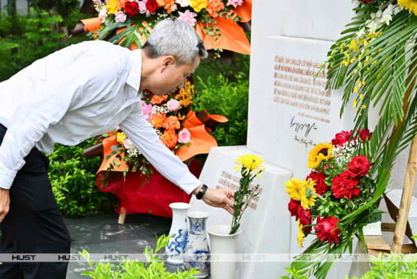 GS. Lê Anh Tuấn - Bí thư Đảng ủy, Giám đốc Đại học Bách khoa Hà Nội - dâng hoa tri ân các anh hùng đã hiến dâng thanh xuân, xương máu vì nền độc lập của dân tộc tại tượng đài “Cán bộ, sinh viên xếp bút nghiên lên đường bảo vệ Tổ quốc”