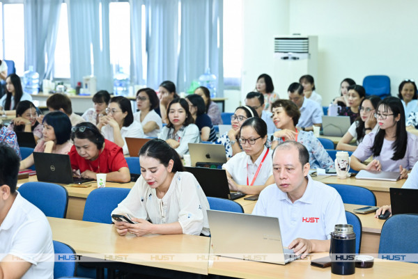 Các cán bộ, giảng viên tham gia khoá đào tạo