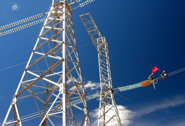 Trên công trình đường dây siêu cao áp 500kV Bắc - Nam (mạch 1). Ảnh: TTXVN