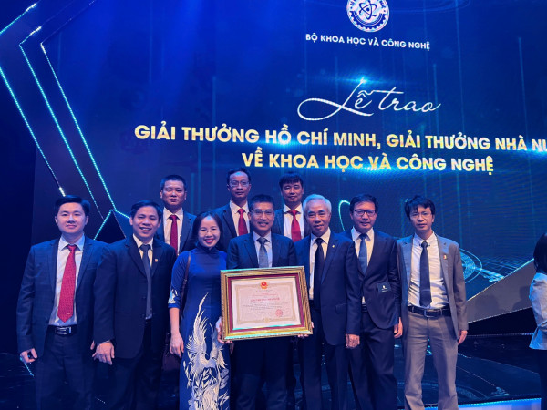 Cụm công trình “Nghiên cứu chế tạo một số cảm biến khí có độ nhạy cao trên cơ sở vật liệu nano ôxít kim loại bán dẫn và tổ hợp nano các-bon bằng công nghệ vi điện tử” vinh dự nhận Giải thưởng Nhà nước về Khoa học và Công nghệ năm 2022.