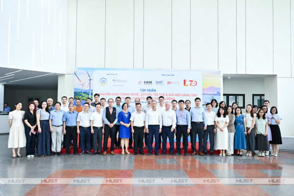 Các đại biểu, khách mời chụp ảnh kỷ niệm tại sự kiện