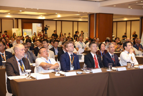 Các đại biểu, khách mời tham dự hội nghị
