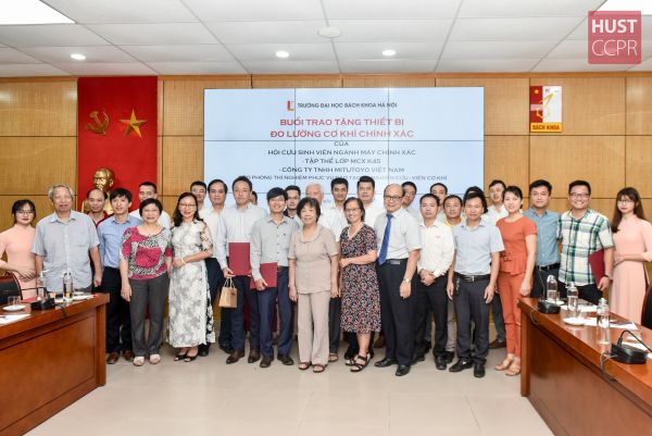 Cựu sinh viên ngành Máy chính xác và Công ty Mitutoyo Việt Nam trao tặng thiết bị cho Trường ĐHBK Hà Nội