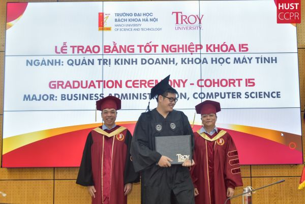 Sinh viên chương trình Troy khóa 15 nhận bằng tốt nghiệp