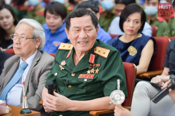Trung tướng Phạm Tuân: Sinh viên Bách khoa Hà Nội thật tuyệt vời!