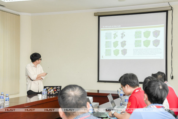 Sinh viên thuyết trình đề tài NCKH trước Hội đồng Giám khảo tại Hội nghị sinh viên NCKH ĐHBK Hà Nội năm 2023. Ảnh: Duy Thành