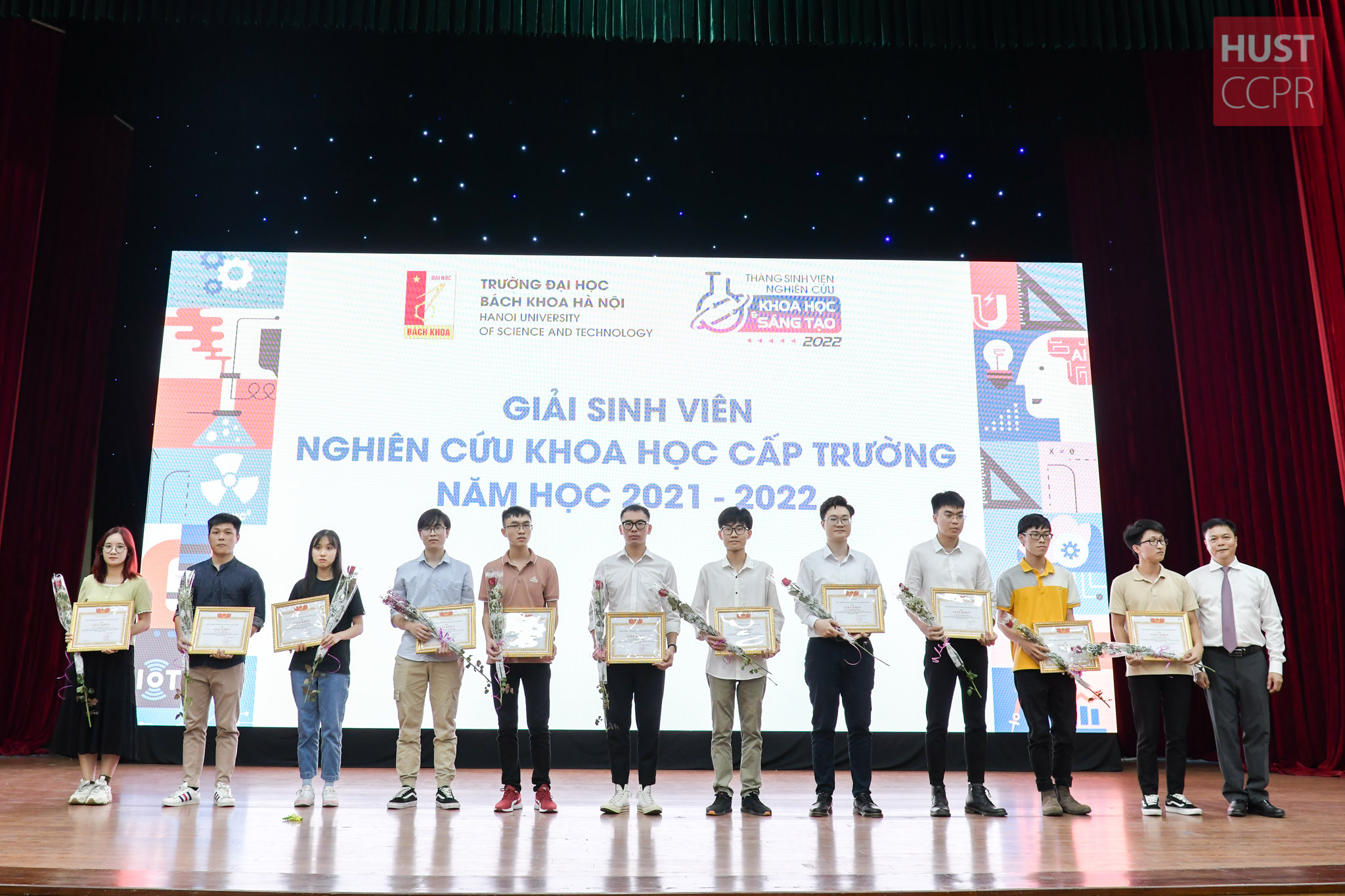 Nguyễn Huy Hoàng (thứ sáu từ trái qua) đại diện nhóm nhận giải Nhất tại Hội nghị Tổng kết Tháng Sinh viên NCKH và sáng tạo năm học 2021-2022