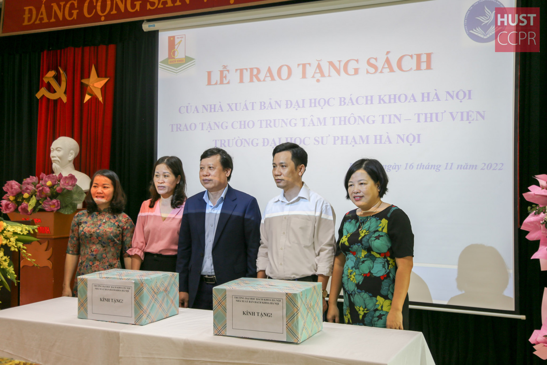 Bách khoa Hà Nội tặng sách cho Đại học Sư phạm Hà Nội