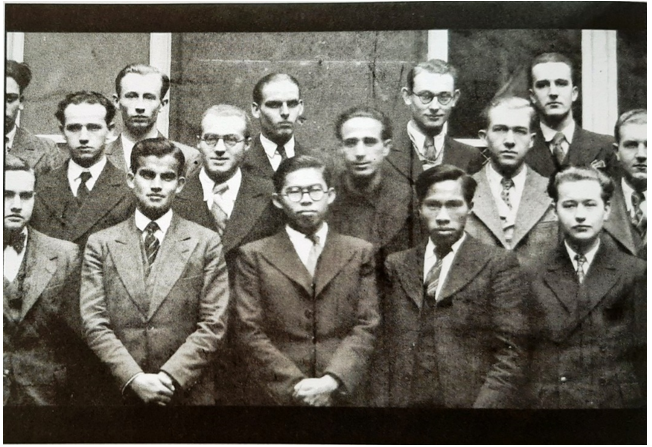 Sinh viên Phạm Quang Lễ (hàng đầu đeo kính), người sau này là GS Trần Đại Nghĩa, chụp với bạn học tại Đại học Quốc gia Cầu đường Paris, năm 1936