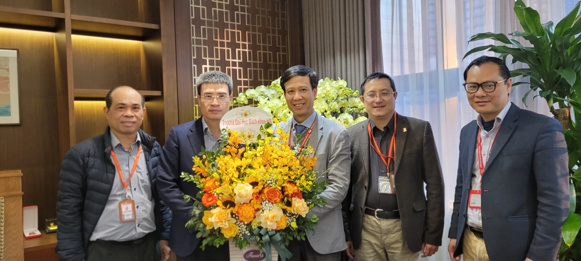 Hội đồng Trường - Đại học Bách khoa Hà Nội chúc mừng Ông Dương Mạnh Sơn (thứ hai từ trái sang) nhận quyết định vị trí mới