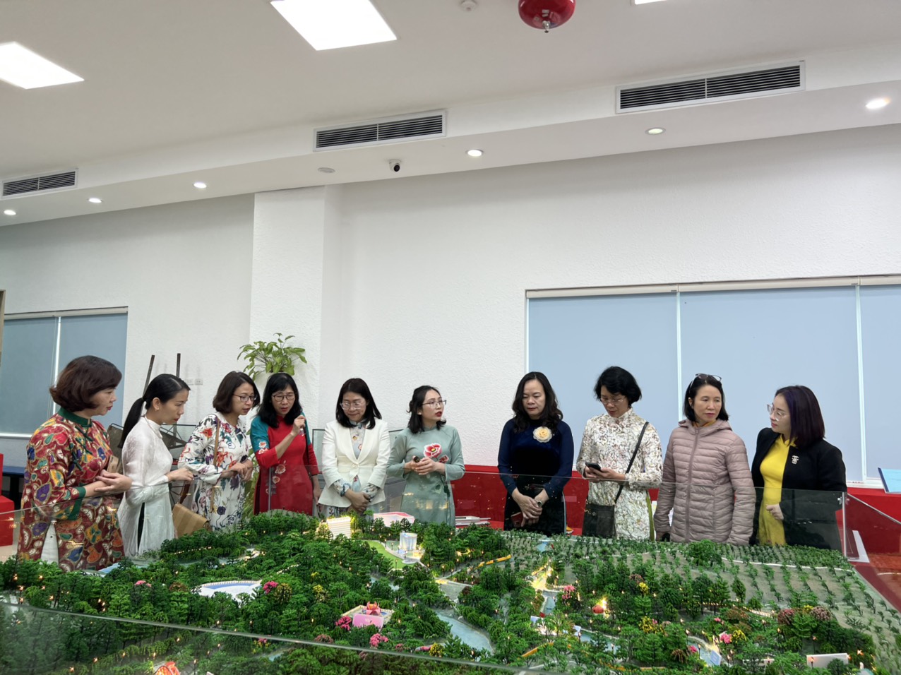 Các hội viên Chi hội Nữ trí thức Đại học Bách khoa trong chuyến công tác tại Trung tâm Di sản các nhà khoa học Việt Nam (2/2023)