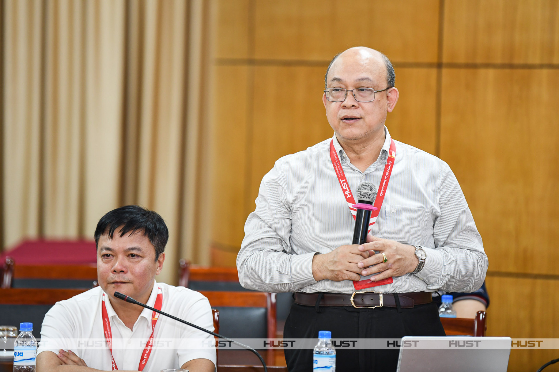 PGS. Huỳnh Quyết Thắng (phải), Giám đốc đại học và PGS. Nguyễn Phong Điền, Phó Giám đốc đại học tại buổi hội nghị
