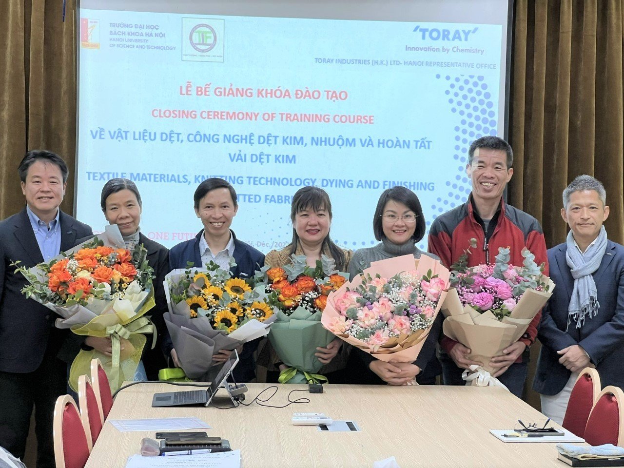 Ông Fujimoto Tetsuya - Trưởng đại diện Văn phòng Toray Industries HongKong tại Hà Nội (bìa phải) cùng lãnh đạo và các thầy/cô giáo Viện Dệt May - Da giầy & Thời Trang, Đại học Bách khoa Hà Nội
