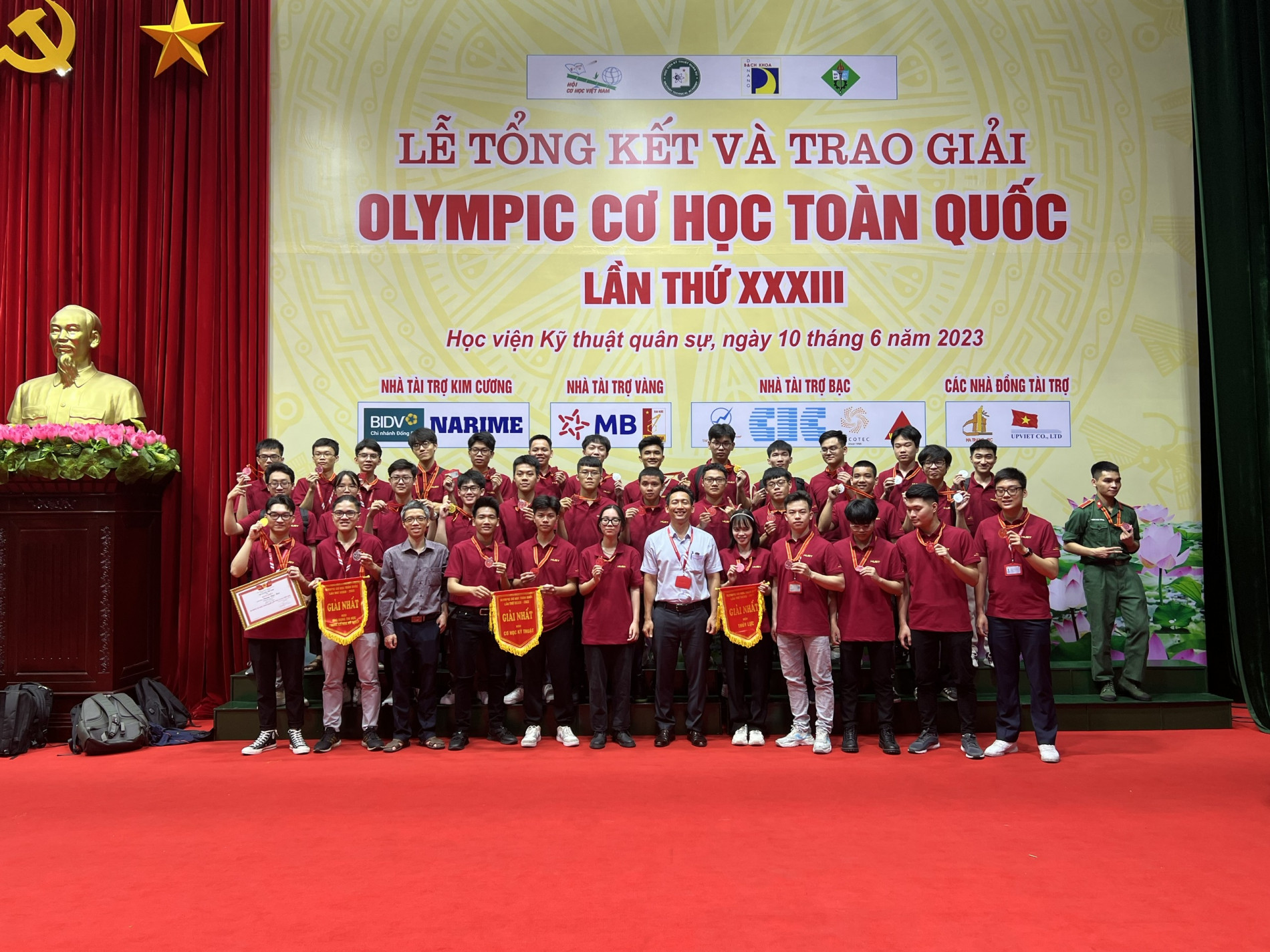 PGS. Phạm Văn Sáng (áo trắng) cùng các sinh viên, giảng viên Trường Cơ khí, Đại học Bách khoa Hà Nội đạt thành tích cao tạo cuộc thi Olympic Cơ học toàn quốc năm 2023