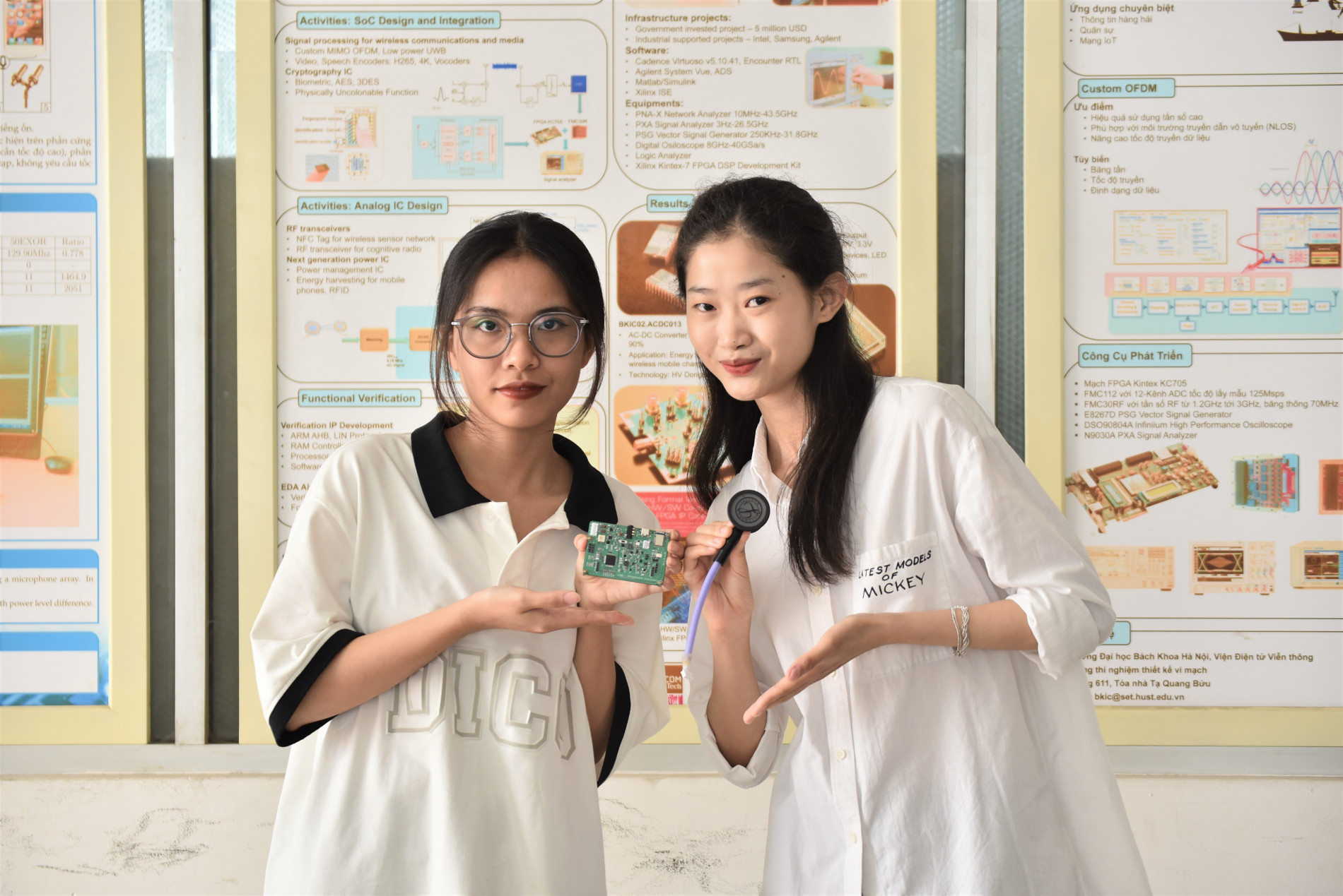 Hai sinh viên Nguyễn Minh Trang, Nguyễn Hồng Hạnh và sản phẩm ống nghe điện tử
