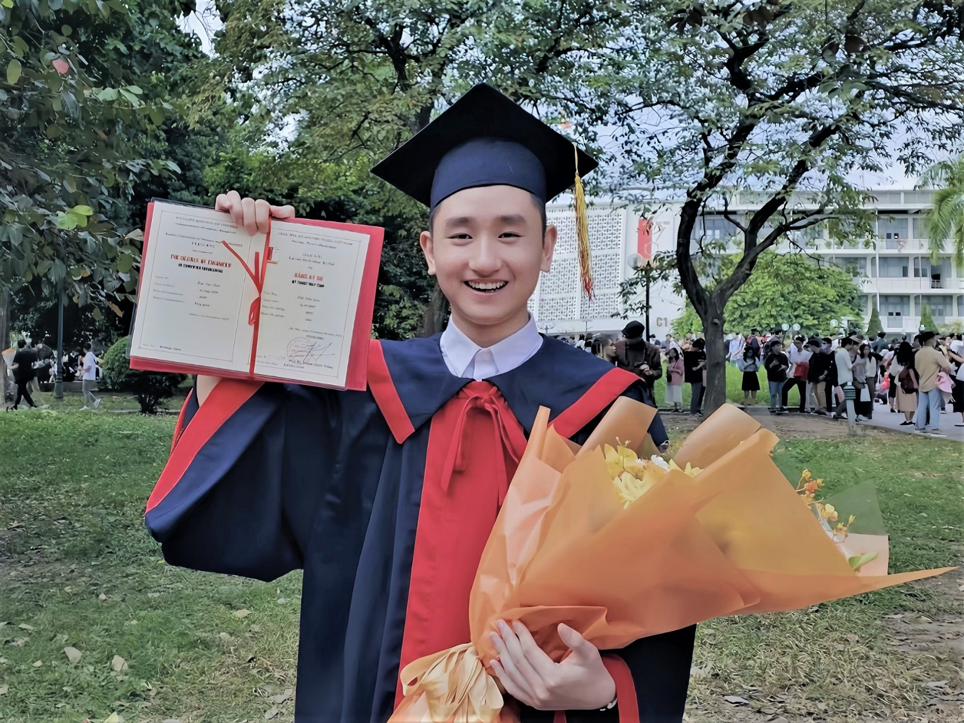 Niềm vui ngày tốt nghiệp của Bùi Văn Sơn – K63 - Khoa Kỹ thuật Máy tính, Trường Công nghệ Thông tin và Truyền thông