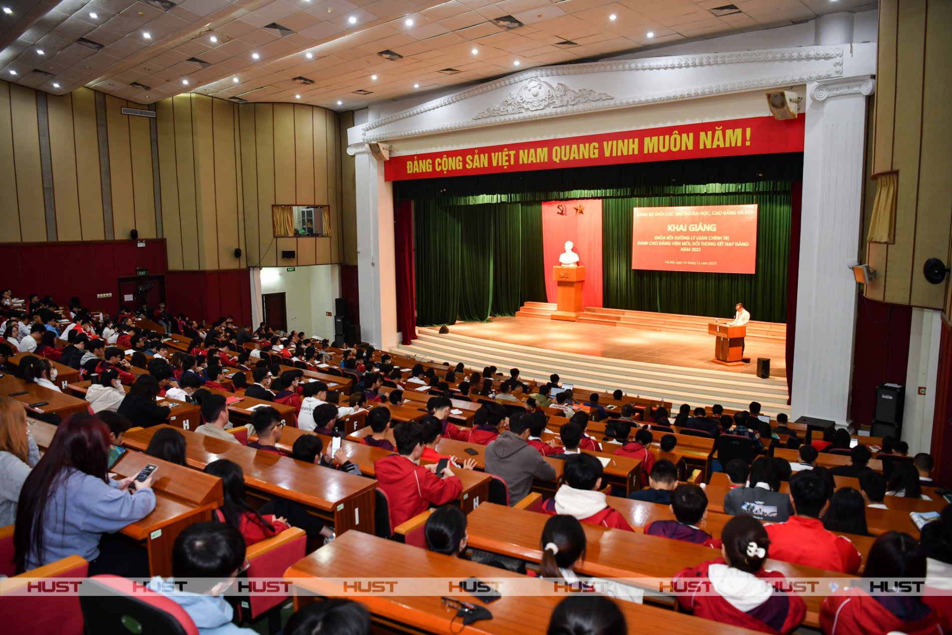 Toàn cảnh lễ khai giảng các lớp học bồi dưỡng lý luận chính trị cho đảng viên mới và đối tượng kết nạp Đảng năm 2023 của ĐHBK Hà Nội