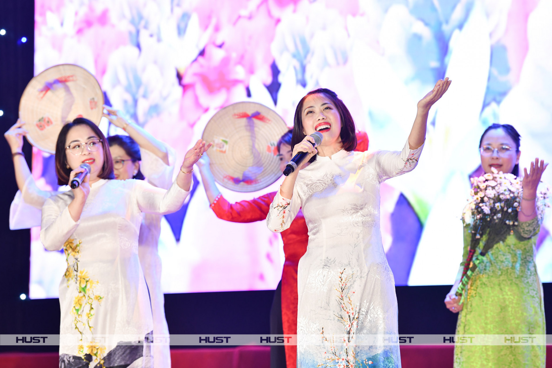 Cán bộ Bách khoa Hà Nội biểu diễn trong Hội thi tiếng hát karaoke Công đoàn ĐHBK Hà Nội 2023