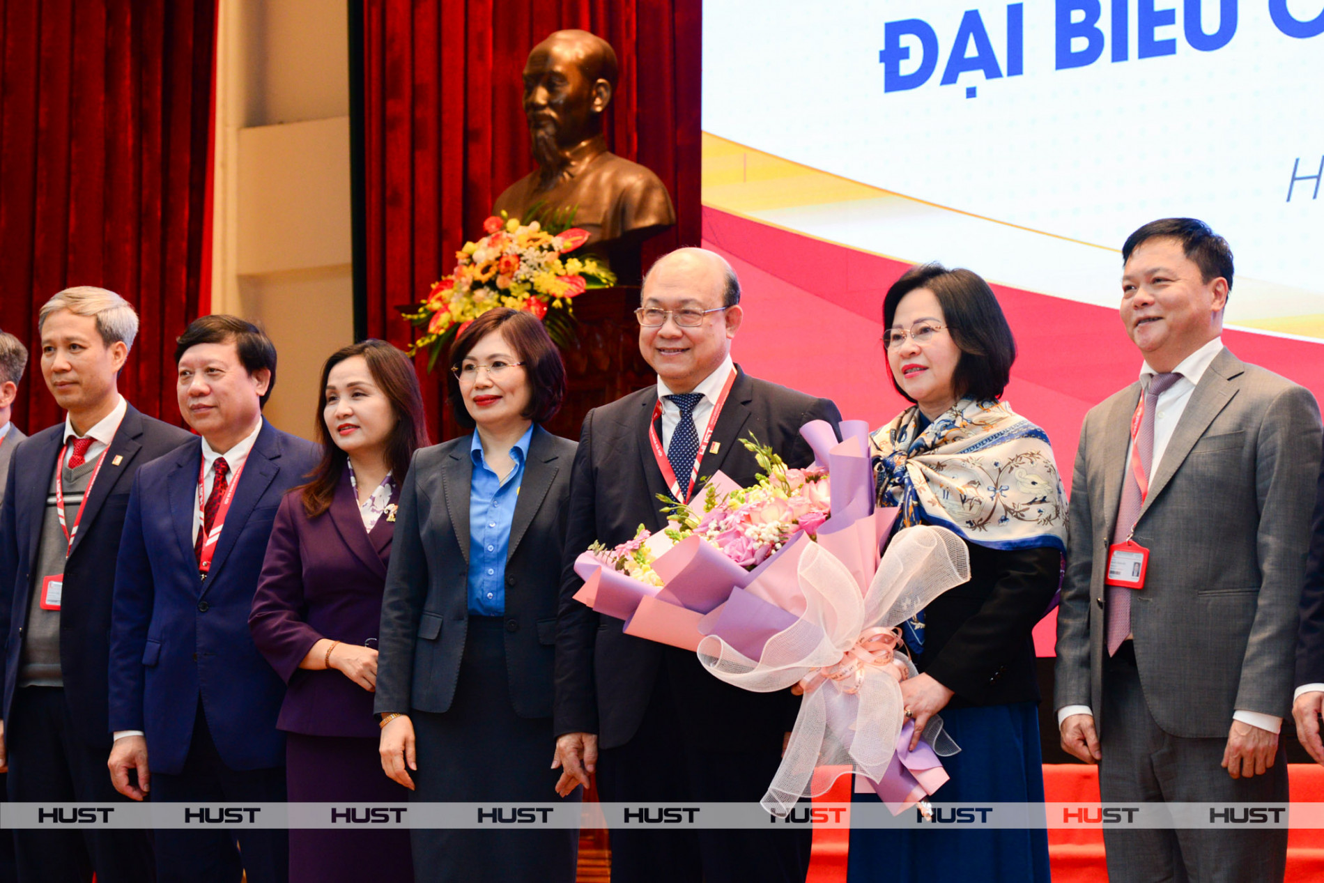 Thứ trưởng Bộ GD&ĐT Ngô Thị Minh trao Bằng khen và tặng hoa chúc mừng tập thể ĐHBK Hà Nội đã có thành tích tiêu biểu xuất sắc trong phong trào thi đua "Đổi mới, sáng tạo trong quản lý, giảng dạy và học tập" năm học 2022-2023