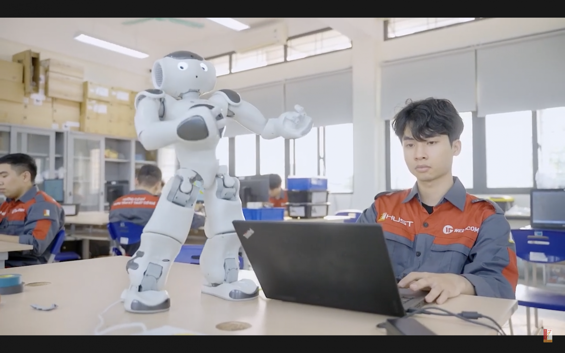 Sinh viên Khoa Cơ điện tử cùng sản phẩm Robot Nao của Khoa