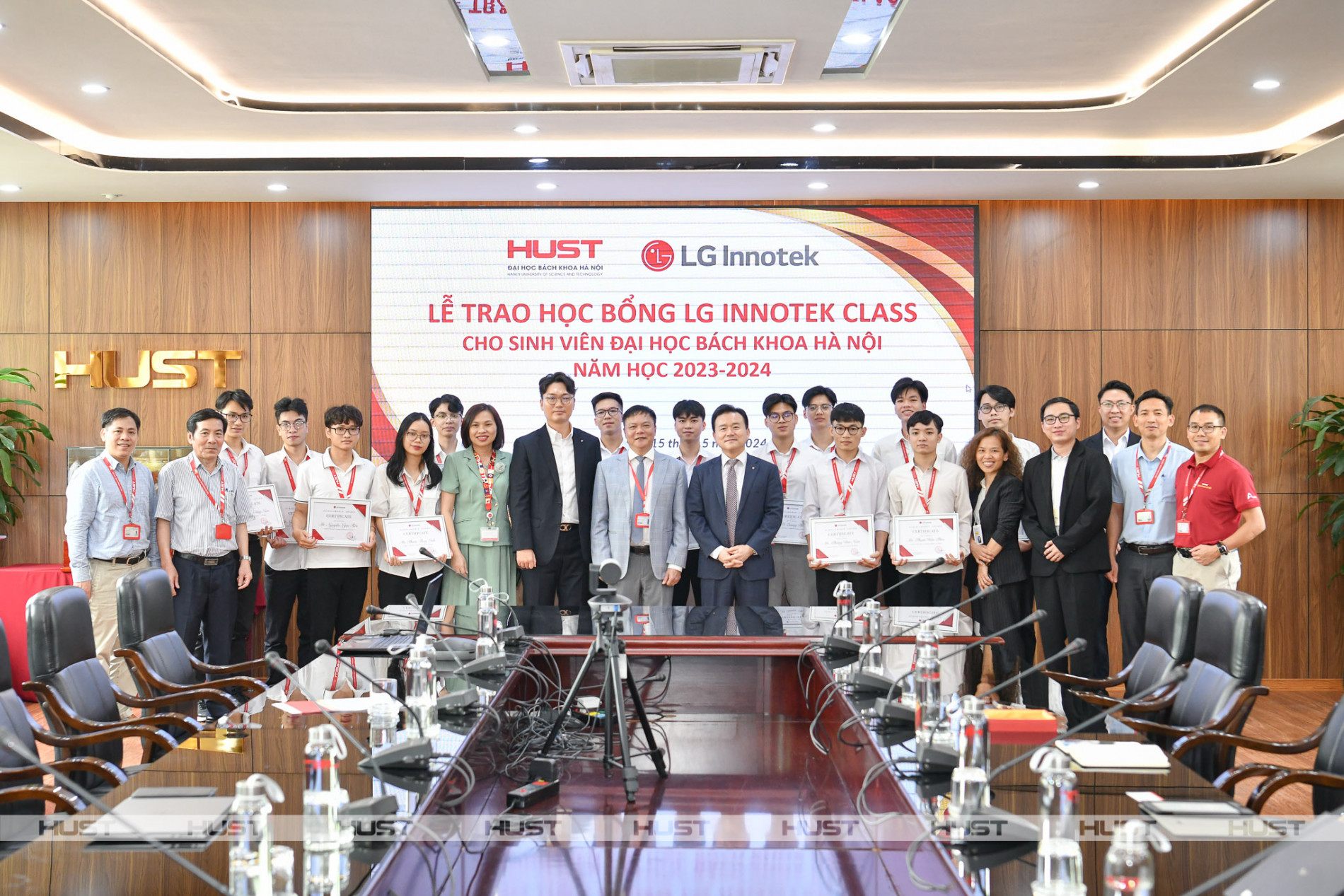 LG Innotek trao học bổng gần 2 tỷ đồng cho 14 sinh viên xuất sắc Bách khoa Hà Nội