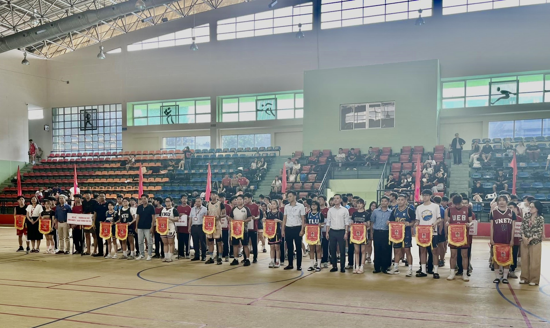 Các VĐV bóng rổ Bách khoa Hà Nội tranh tài tại “Giải đấu của những ngôi sao"