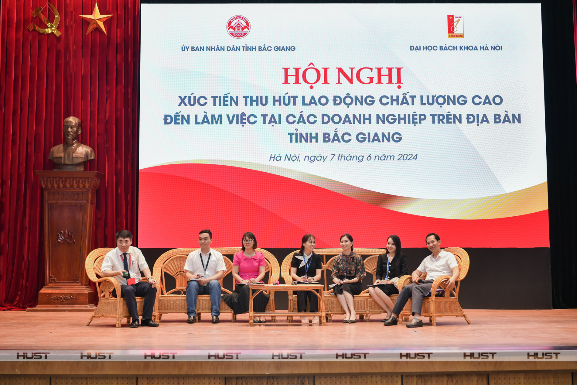 Lãnh đạo ĐHBK Hà Nội và tỉnh Bắc Giang cùng đại diện các doanh nghiệp trao đổi trực tiếp với sinh viên Bách khoa Hà Nội
