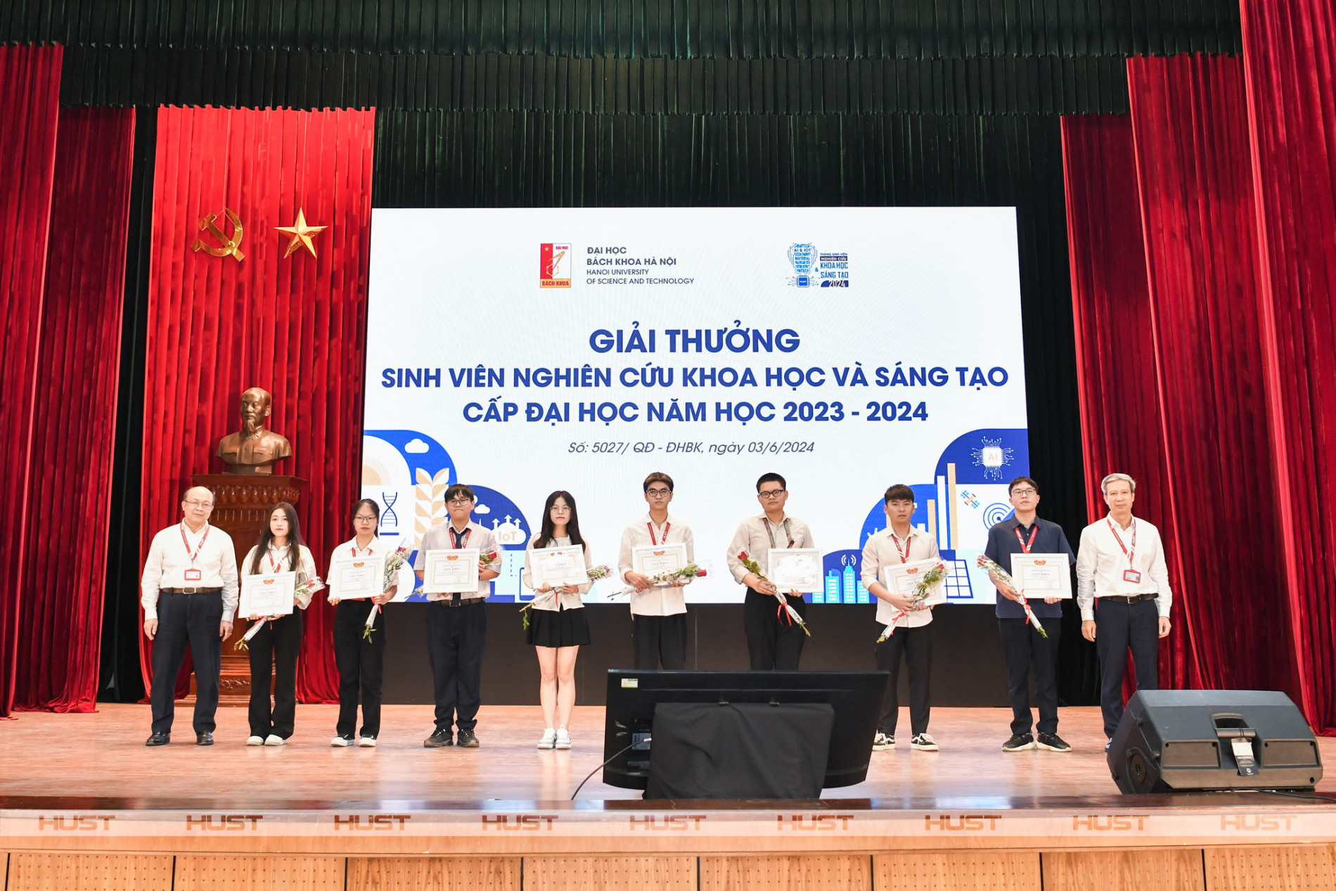 Nhóm trưởng Trần Hà Giang - K65 Khoa Vật lý Kỹ thuật (thứ ba từ phải sang) đại diện nhóm nhận giải Nhất Hội nghị Sinh viên NCKH lần thứ 41