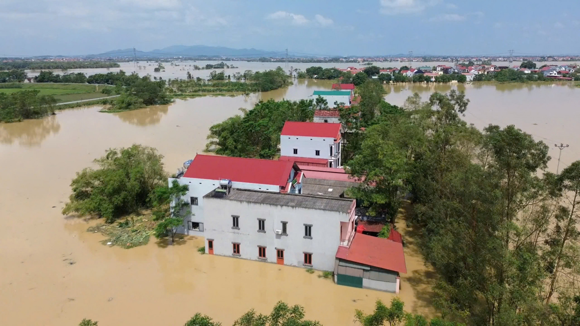 Hiện trường một số hộ dân tại thôn Diên Lộc được hệ thống hệ thống thông tin vô tuyến cơ động của ĐHBK Hà Nội truyền tải trực tiếp về trung tâm chỉ huy tại điếm canh đê Cầu Găng, thôn Yên Vĩ, Yên Phong, Bắc Ninh