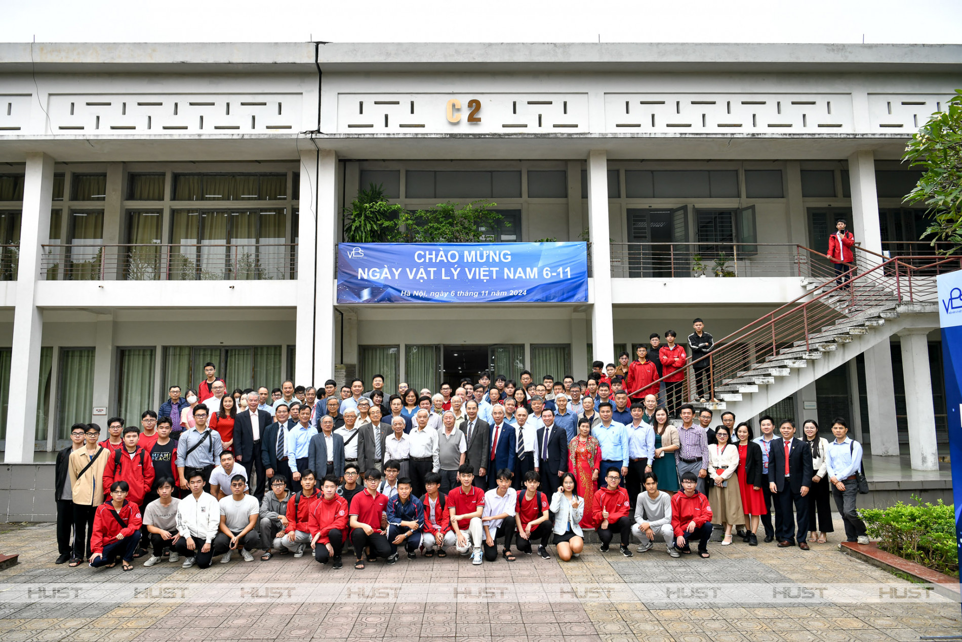 Các nhà khoa học, giảng viên, sinh viên và người yêu Vật lý tham dự Lễ Kỷ niệm Ngày Vật lý Việt Nam 6/11