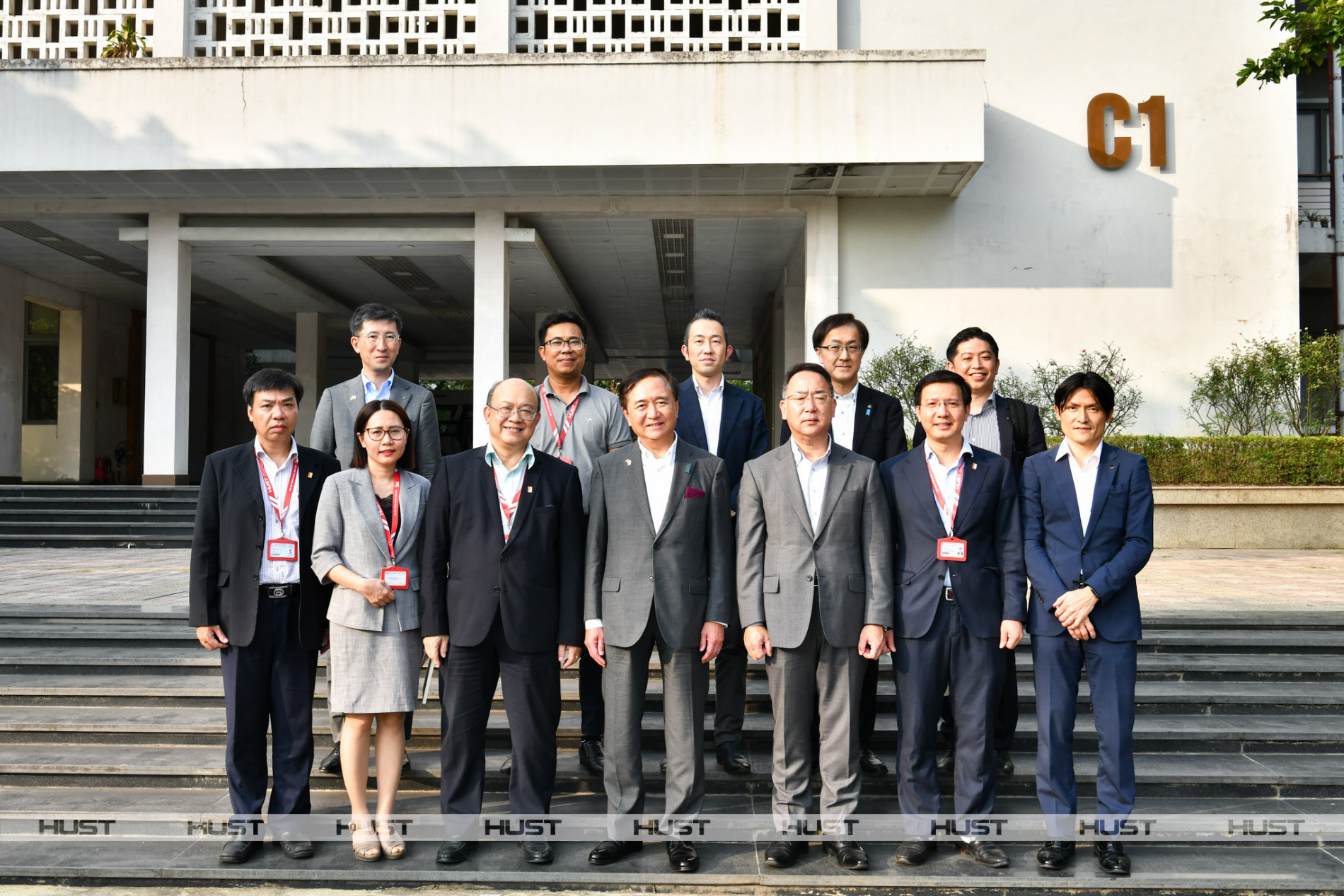 Lãnh đạo Đại học Bách khoa Hà Nội và đoàn công tác tỉnh Kanagawa chụp ảnh kỷ niệm trước Toà C1