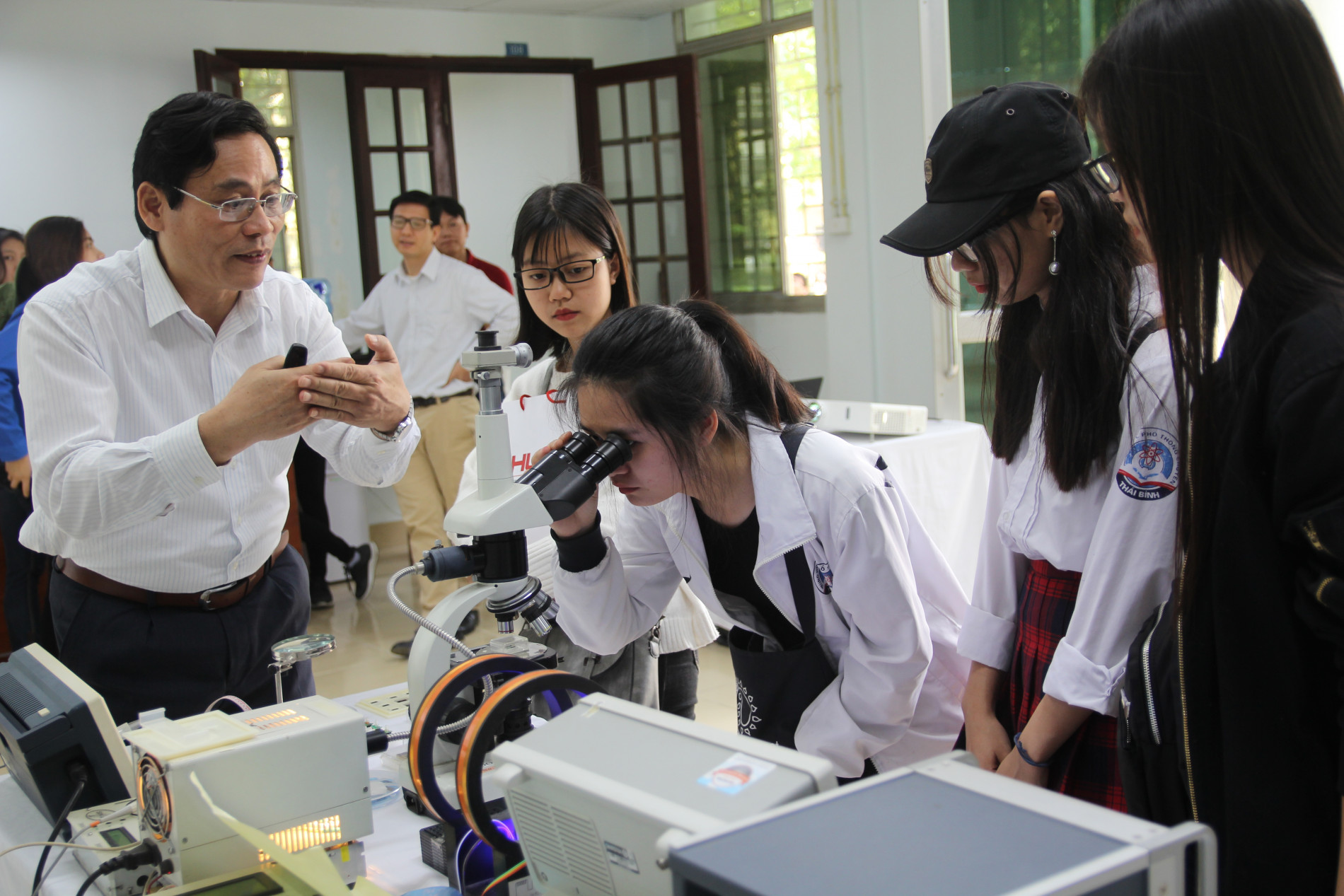 GS. Vũ Ngọc Hùng hướng dẫn học sinh tham quan phòng thí nghiệm