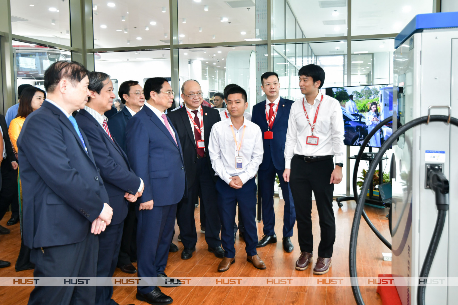 Thủ tướng Chính phủ Phạm Minh Chính và các đại biểu tham quan không gian BK Smart - Tech Center. Ảnh: Kim Chi